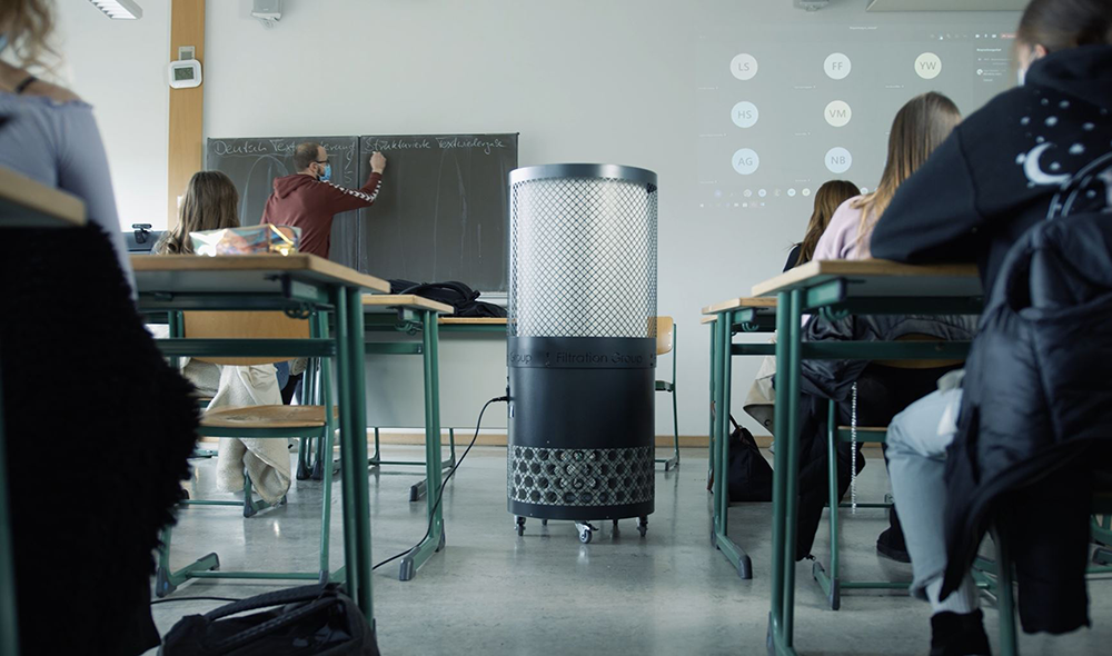 SilentCare Raumluftfilter von Filtration Group Industrial in Schulen, leise, modern und rundes Design